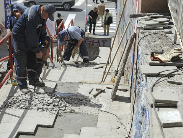 ПОСЛЕ ПИСАЊА НОВОСТИ: Поправљају степенике у Каменичкој